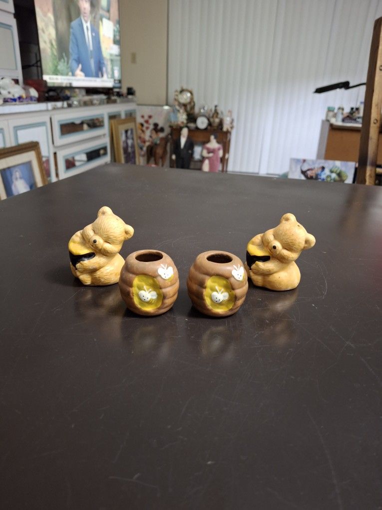 Set Of 4 Disney's Winnie The Pooh Dining Table Accessories With Salt & Pepper Shakets And 2 Honey Pot Toothpick Holders