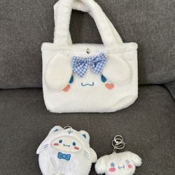 New cinnamon roll purse and keychains