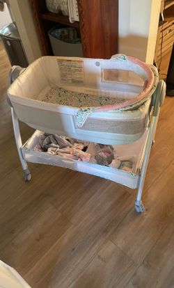 Portable Baby Bassinet/changing Table Graco