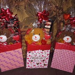 Valentines GIFTS WITH  scented BEAR candies And Pallete Of Eyeshadows For $20