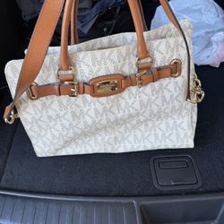 AUTHENTIC Michael Kors Hamilton LG EW Tote - Vanilla/Gold