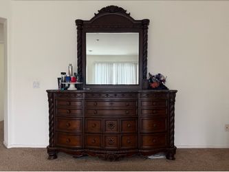 Set of 4 king bed dresser night stand for sale