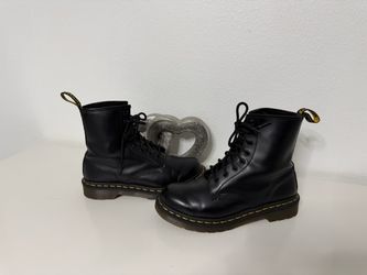 DR MARTENS COMBAT BOOTS size 7