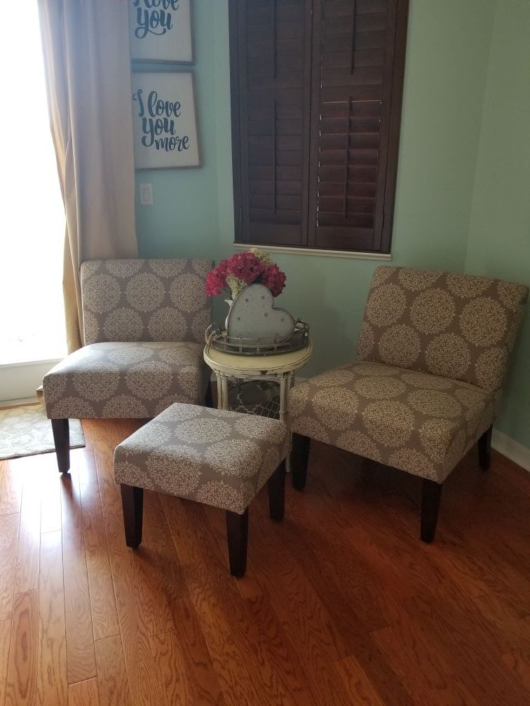 Set of 2 chairs and ottoman like new perfect condition!!!! Mint condition