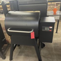 Traeger Grills Pro 575 Wood Pellet Smoker and Grill, WiFi and App Enabled Electric Smoker, 6-in-1 BBQ and Pellet Grill, 572 Square Inches of Grilling 