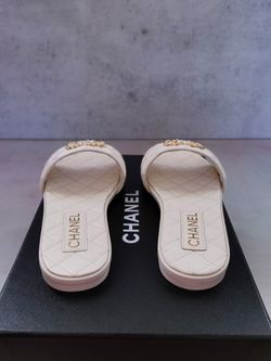 Chanel 2023 Ivory White Quilted Leather Gold CC Slide Flats Mules Sandals  US6-8 for Sale in Diamond Bar, CA - OfferUp