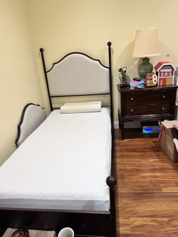 Twin Size Metal Frame Bed Casper Matress/ Box Spring
