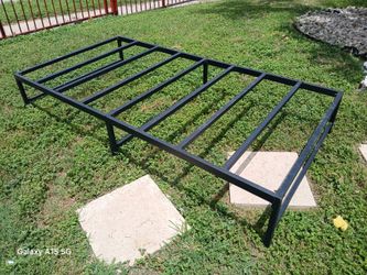 Twin size  platform bed  great condition is metal