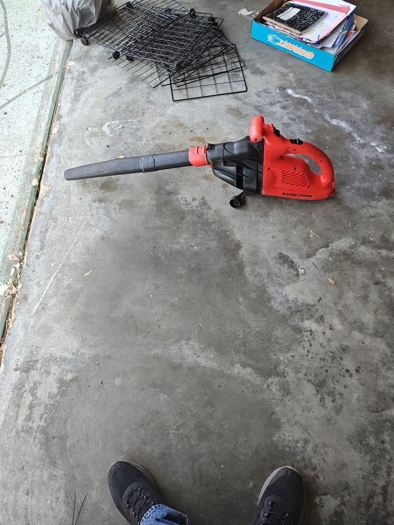 Black and Decker leaf blower