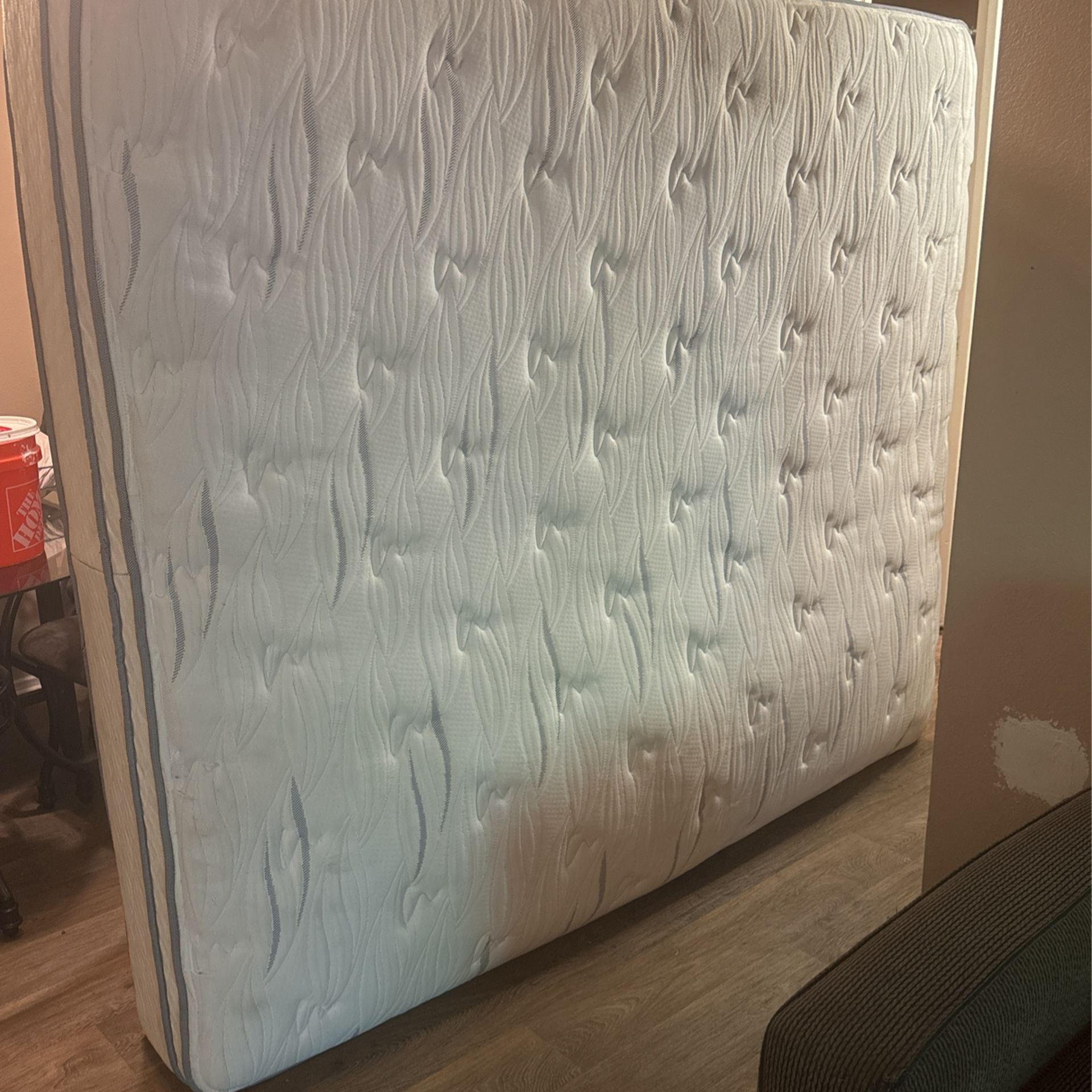 King Serta Pillow Top Mattress Like New And Dressers