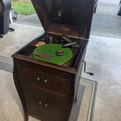 1922 Phonograph 