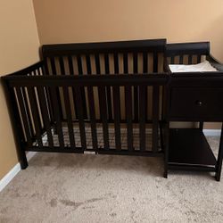 Baby crib / Dresser