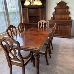 Fine Vintage Broyhill Sutter Street Collection Furniture Dining Room Set, 11 pieces, excellent condition, solid wood and walnut veneers.  Table 30”H x