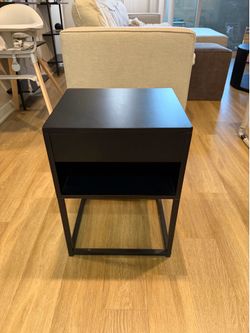 Matching set of 2 nightstands
