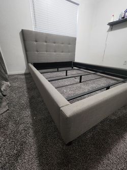 Queen size bedframe