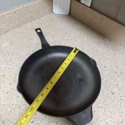 Calphalon cast iron skillet Pan 