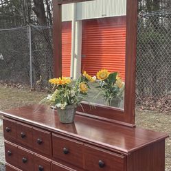 Quality Ashley Furniture Long Dresser, Big Drawers, Big Mirror. Drawers Sliding Smoothly Great Conditipn