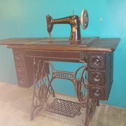 Singer Sewing Machine 