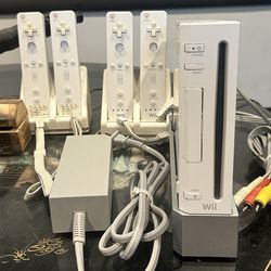 Wii Console, 4 Controllers & Power Supply