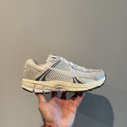 Nike Vomero 5 Men’s Size 9 - NEW