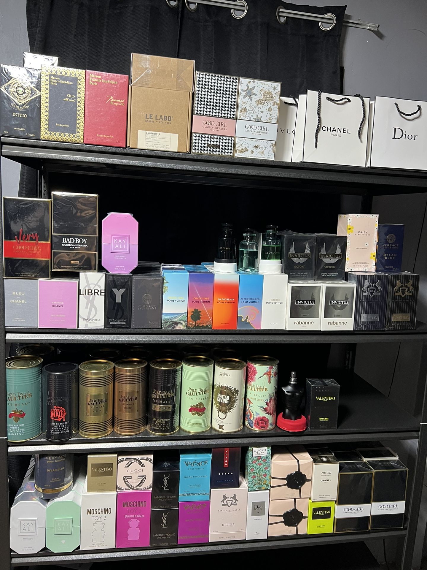 Brand New Men And Female Perfumes For Sale All Sealed In Plastic Singles And Bulk Available ✅
