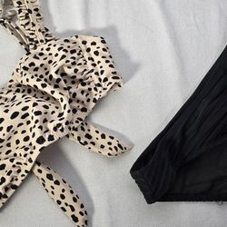 Women's Leopard Two-Piece Bathing Suit / Swimsuit - Size Women's Medium 