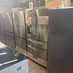 Samsung - 4-Door French Door Refrigerator With Water And Ice Dispenser 