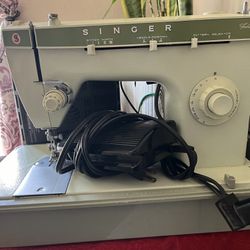 Vintage Singer 252 Fashion Mate Sewing Machine 