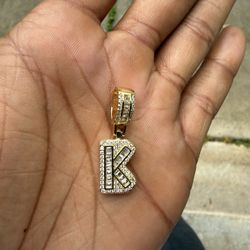 Good pendant with lab grown diamonds