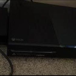 xbox 1 pretty much brand new comes with controller with no headphone jack