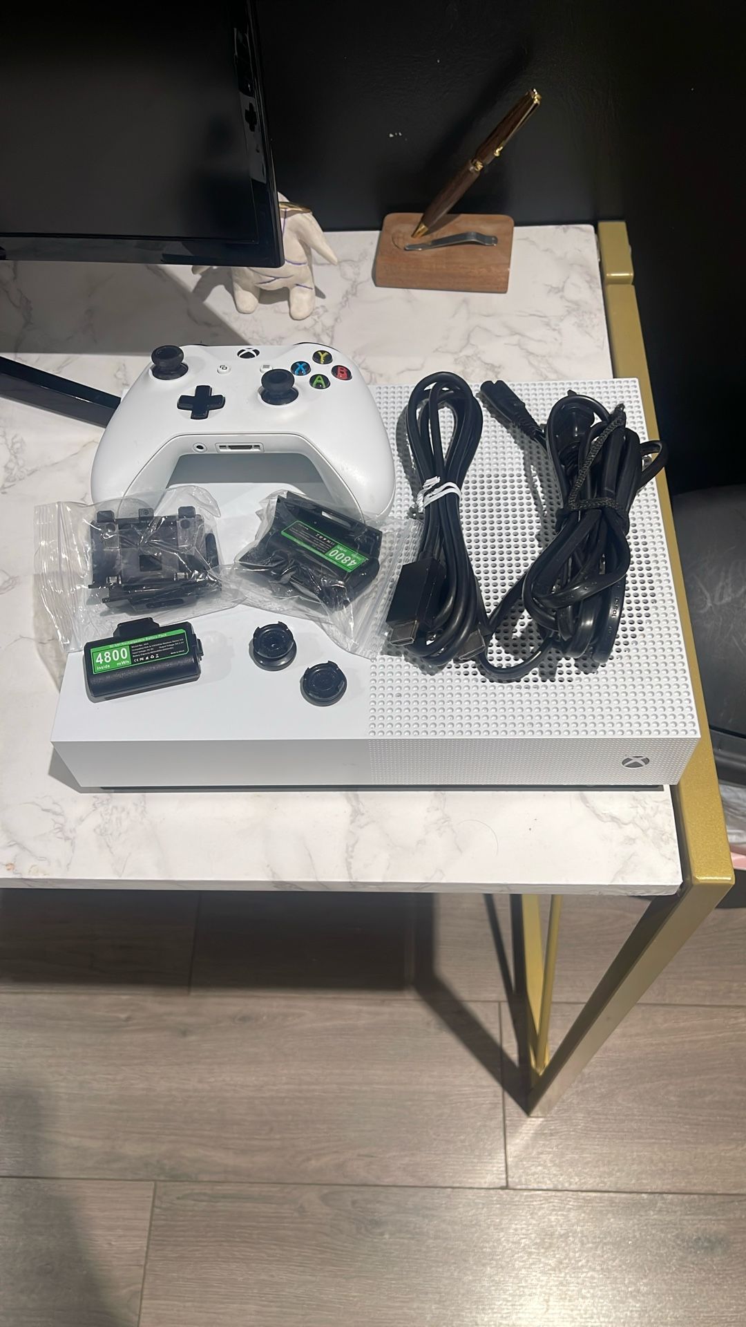 Xbox One S 500GB + Controller + Extra Battery Packs — Great Condition