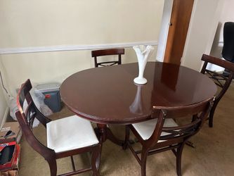 kitchen table + 4 chairs (pristine condition)
