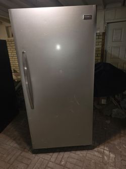 😍EXCELLENT RUNNING gigantic stainless steel freezer🥰. It's beautiful🎉 Runs like brand new. 😘Nothing missing inside of it😘 Has all the shelves😇.