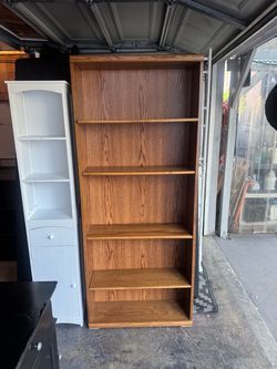 Tall oak-finish wood bookcase : 5 adjustable shelves