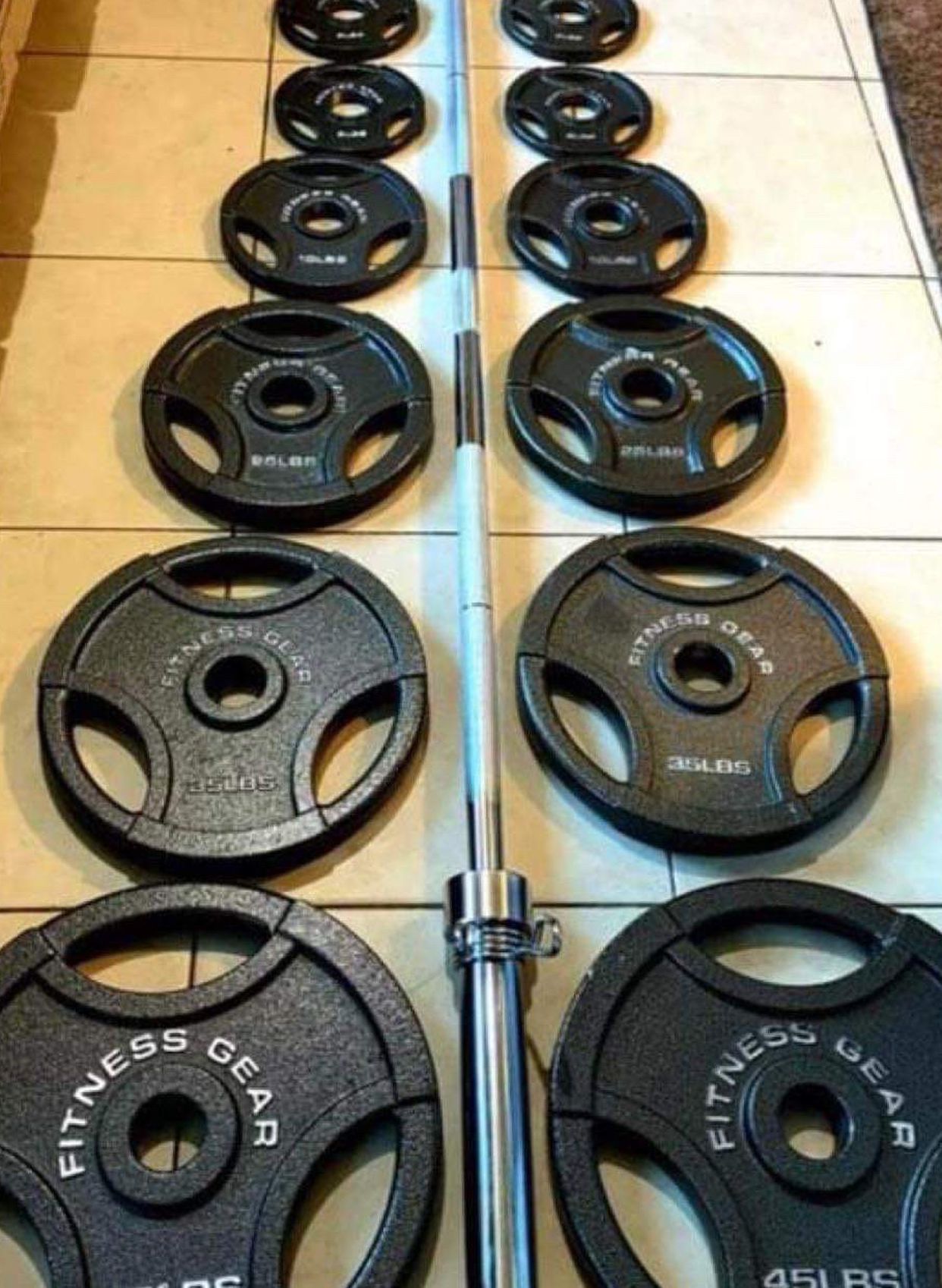 Brand New 🎁300 lbs Olympic Weight Set + 45 LBS Olympic Barbell with Spring Collar Clips🏋🏻‍♀️💪