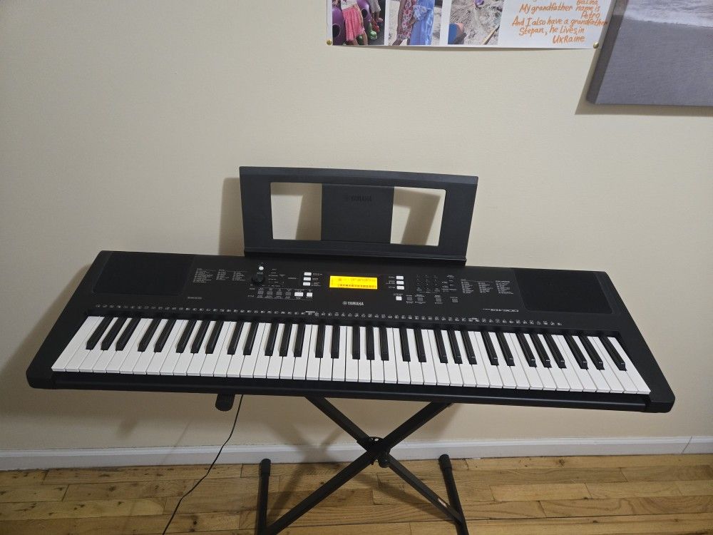 Piano- Keyboard Yamaha PSR EW300. 76- Keys