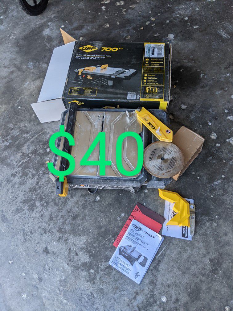 700xt 3/4 HP Wet Tile Saw With 7