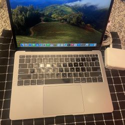 2018 MacBook Air 13-inch Retina Display 8gb ram 256gn ssd only 29 battery cycles. Please see pictures