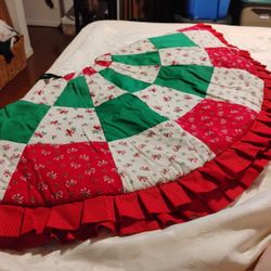 VINTAGE CHRISTMAS TREE SKIRT 