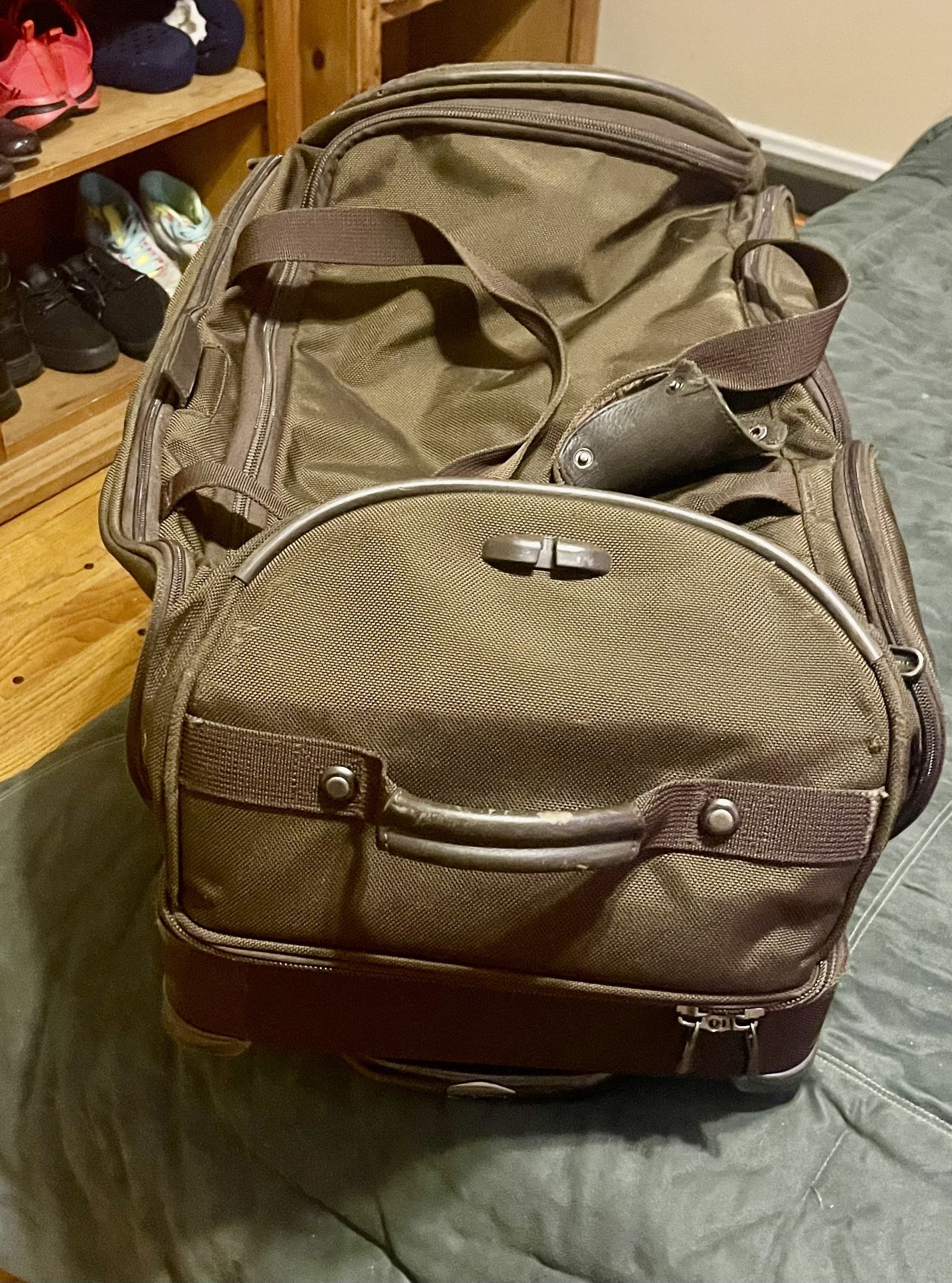 Samsonsite Rolling duffle suitcase
