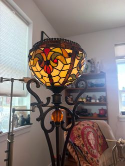 AWESOME TIFFANY TYPE STAINED GLASS LAMP