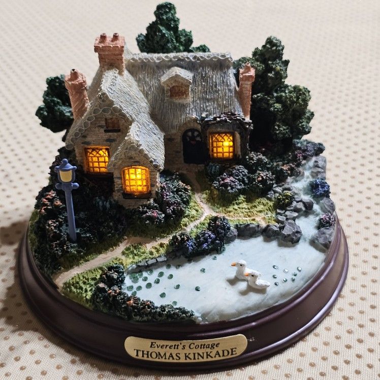 Thomas Kinkade “Everetts’s Cottage” Lighted Cottage Village Collectible Avon / *New Old Stock / Measures: 3.5" H / **REQ. (2) AA Batteries - NOT INCLD