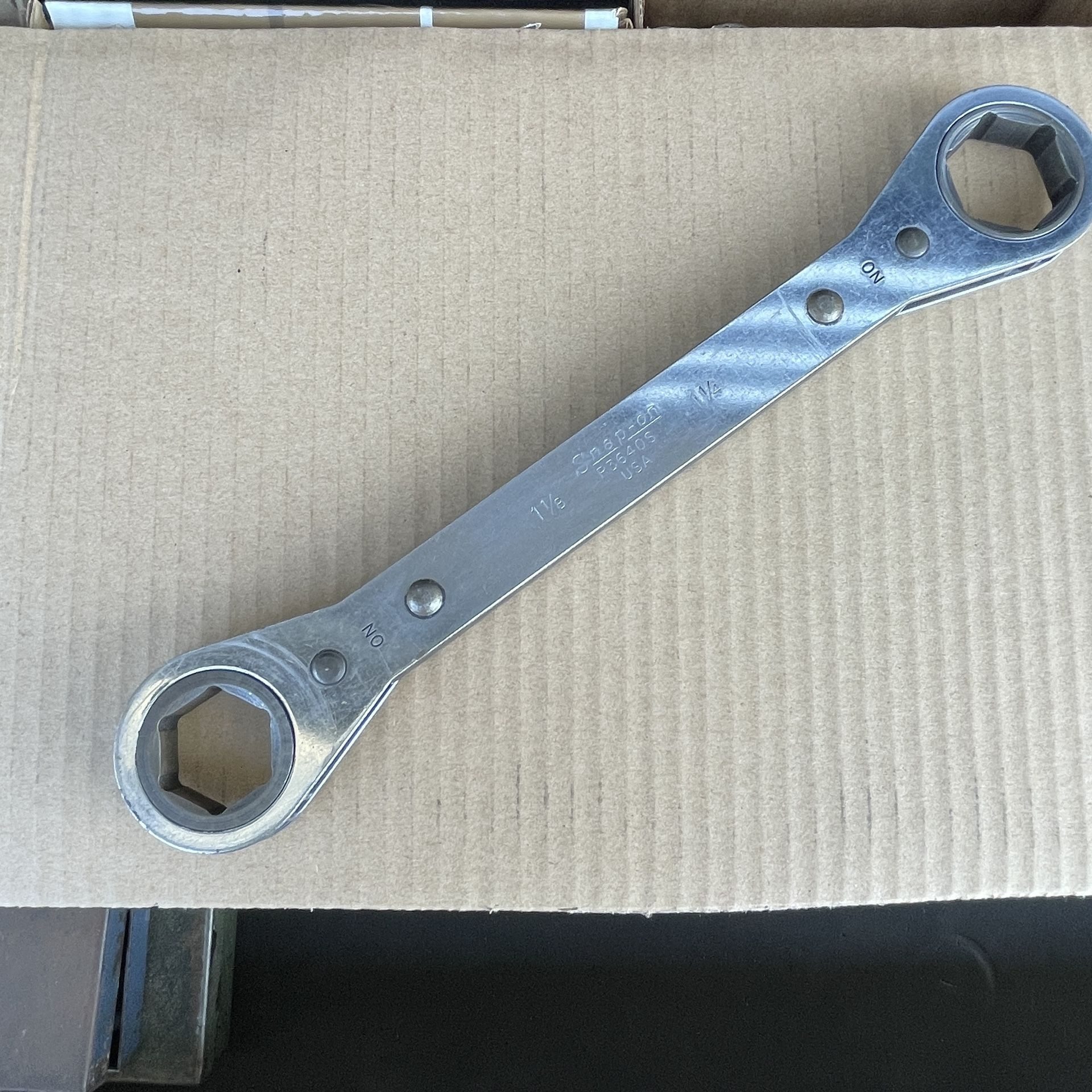 R3640S SNAP-ON TOOLS 6 POINT 1 1/8" X 1 1/4" RATCHETING BOX END WRENCH