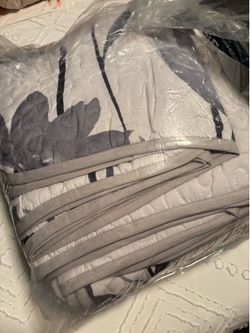 Queen quilt comforter set brand new in original packaging