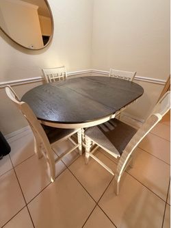 Expendable Dining room Table with 4 chairs