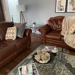 Exceptionally Kept Living Room Set