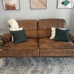 La-Z-Boy In Excellent Condition. Dual Reclining  Sofa