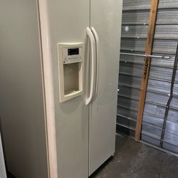 Refrigerator works great everything works we sell all the time delivery extra