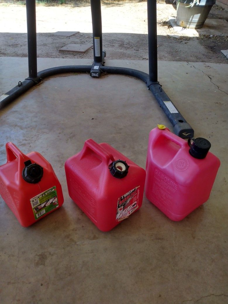 2. 2 Gallons And One 1.5 Gallons Perfect Cond And Clean Price Firm Español También