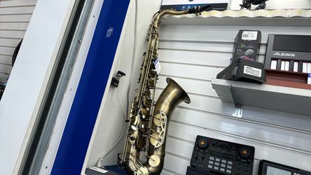 Vogue saxophone with case